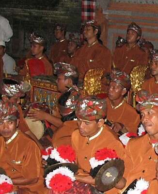 ���̃K�������y���i��i�����ŉ��t����v�g�E�N�j